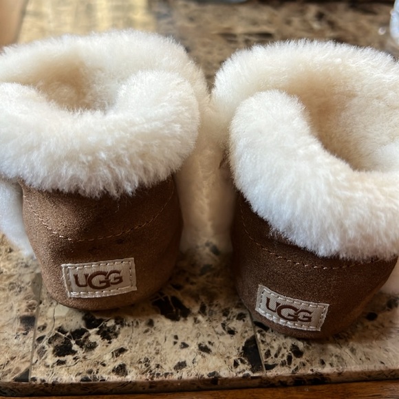 UGG Baby Lassen slip on boots size 04/05 - Picture 3 of 8
